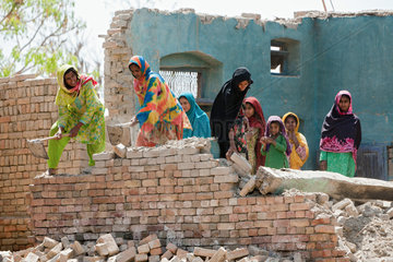 Mozazor  Pakistan  Frauen tragen die Ueberreste ihres Hauses ab fuer einen Wiederaufbau