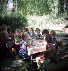 Rostock  DDR  Kindergartenkinder sitzen zum Essen an einem Tisch