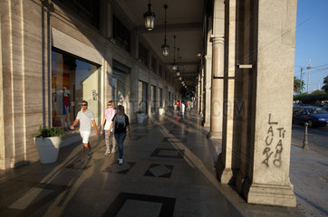 Cagliari  Italien  Menschen in den Arkaden vor dem Kaufhaus La Rinascente an der Via Roma auf Sardinien