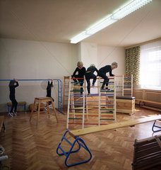 Berlin  DDR  Kinder beim Sportunterricht in einer Kindertagesstaette