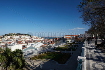 Lissabon  Portugal  Blick ueber das Stadtzentrum Baixa mit dem Burgberg
