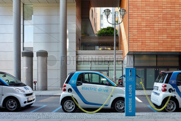 Berlin  Deutschland  Elektroauto von Smart  Smart Fortwo Electric Drive  an Ladestationen
