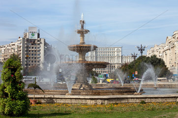 Bukarest  Rumaenien  der Platz der Einheit mit Springbrunnen und Blick in Richtung Parlamentsgebaeude