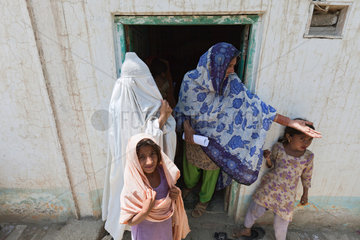 Sakeem Karbala  Pakistan  Frauen gehen zum Hygieneunterricht