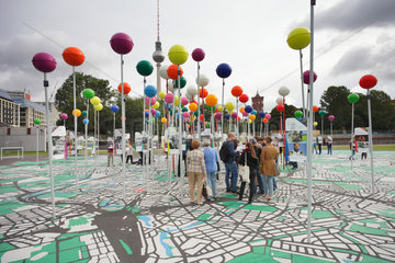 Berlin  Deutschland  Besucher auf dem groessten begehbaren Stadtplan von Berlin