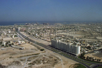 Dubai  Vereinigte Arabische Emirate  Blick auf Jumeira und den Hafen vom World Trade Center