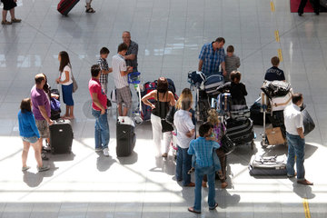 Duesseldorf  Deutschland  Flugreisende stehen in einer Warteschlange beim Check-In