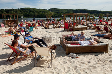 Essen  Deutschland  Menschen liegen im Strandbad am Baldeneysee