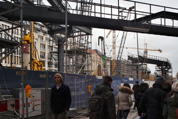 Berlin  Deutschland  Passanten und die Baustelle fuer die neue U-Bahn Unter den Linden
