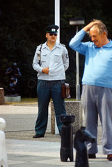 Berlin  DDR  ein Abschnittsbevollmaechtigter beobachtet einen Mann beim Schachspiel