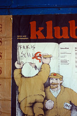 Berlin  DDR  Schmiererei auf einem Plakat fuer den Iskra-Klub