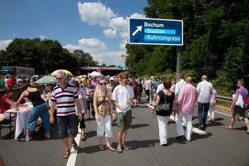 Bochum  Deutschland  Besucher auf dem Still-Leben Ruhrschnellweg