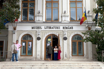 Bukarest  Rumaenien  der Eingang zum Literaturmuseum