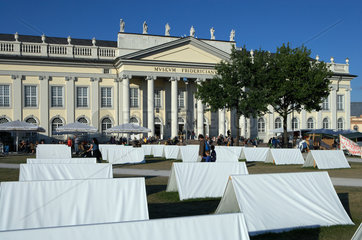 Kassel  Deutschland  Zelte des Occupy-Camp vor dem Fridericianum und Zelte der dOCUMENTA (13)