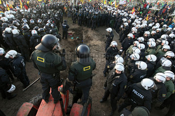 Splietau  Deutschland  Polizei sichert untergrabene Strasse am Rande des Anti-Castor-Protestes