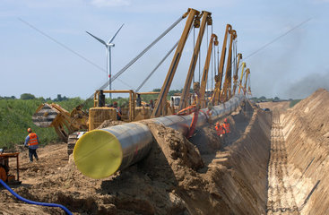 Schulzendorf  Deutschland  verlegen der OPAL-Gasleitung mit Seitenbaumraupen