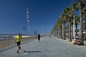 Barcelona  Spanien  der Strand von Barceloneta ist einer der beliebtesten Stadtstraende
