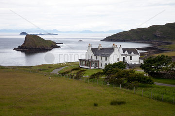 Duntulm  Grossbritannien  Landschaft mit einsamem Haus an der Atlantikkueste auf der Insel Skye