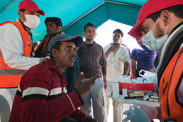 Ben Gardane  Tunesien  medizinische Versorgung von Fluechtlingen im Fluechtlingslager Shousha