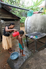 Ambalangoda  Sri Lanka  eine Mutter waescht ihren Sohn