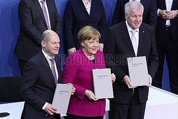 Scholz  Merkel und Seehofer mit Koalitionsvertrag 2018-2021