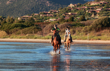 Santa Margherita di Pula  Italien  Reiter bei einem Ausritt am Strand