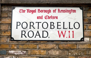 London  Grossbritannien  Strassenschild der Portobello Road im Stadtteil Notting Hill