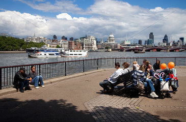 London  Grossbritannien  Touristen an der Themse vor dem Stadtpanorama