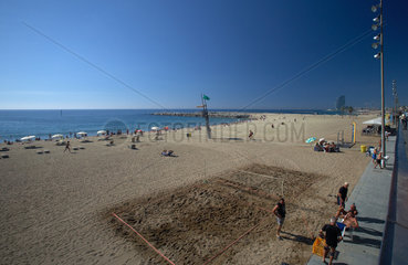 Barcelona  Spanien  der Strand von Barceloneta ist einer der beliebtesten Stadtstraende