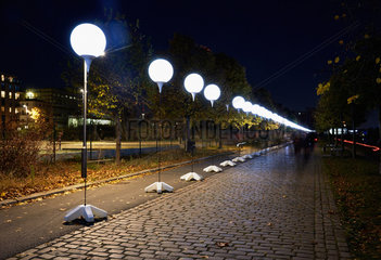 Berlin  Deutschland  Lichtinstallation Lichtgrenze zu 25 Jahre Mauerfall