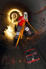 Bottrop  Deutschland  Vermessungstechniker beim Tunnelbau