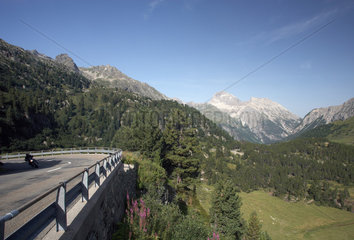 Preda  Schweiz  Blick von der Albula-Passstrasse ins bewaldete noerdliche Albulatal