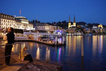 Luzern  Schweiz  Stadtansicht von Luzern bei Daemmerung