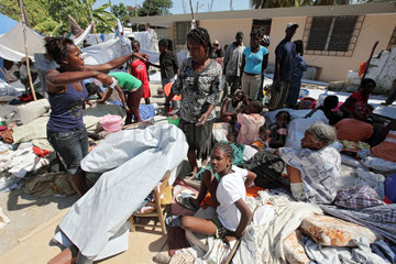 Carrefour  Haiti  Betroffene des Erdbebens campieren unter freiem Himmel