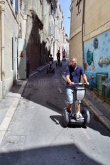 Marseille  Frankreich  Menschen auf Segways im Panier Viertel