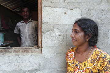 Thambattai  Sri Lanka  eine Frau vor ihrem neuen Heim