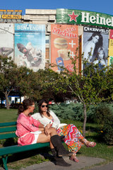 Bukarest  Rumaenien  Platz der Einheit  jugendliche Frauen sitzen auf einer Parkbank