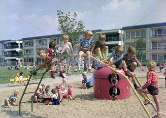 Berlin  DDR  Kindergartenkinder spielen auf einem Spielplatz