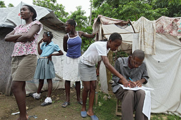 Leogane  Haiti  Registrierung von Fluechtlingen in einem Fluechtlingslager