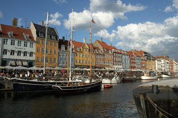 Kopenhagen  Daenemark  farbige Buergerhaeuser und festgemachte Boote am Nyhavn