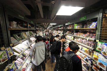 Hong Kong  China  Menschen in einem Supermarkt