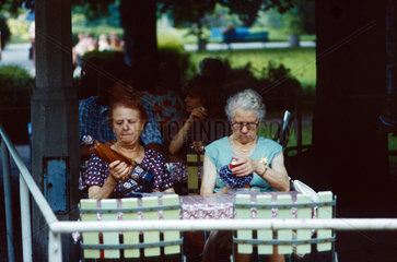 Berlin  DDR  alte Frauen sitzen an einem Tisch in einem Gartenlokal