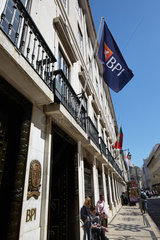 Lissabon  Portugal  Emblem und Fahne der Bank BPI