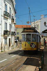 Lissabon  Portugal  Strassenbahn der Linie 28 auf der Rua das Escolas Gerais