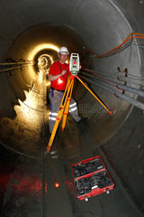 Bottrop  Deutschland  Vermessungstechniker beim Tunnelbau