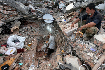 Padang  Indonesien  Aufraeumarbeiten in der Innenstadt von Padang nach dem Erdbeben