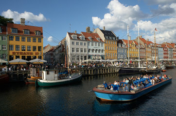Kopenhagen  Daenemark  Kanalrundfahrt am beliebten Nyhavn