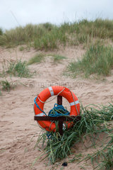 Lossiemouth  Grossbritannien  Duenen und Rettungsring am Strand