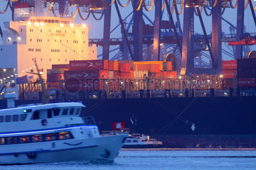 Hamburg  Deutschland  Containerschiff am Burchardkai im Hamburger Hafen
