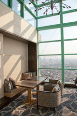 Bangkok  Thailand  Lounge im Hotel Chatrium Suites mit Blick auf die Skyline